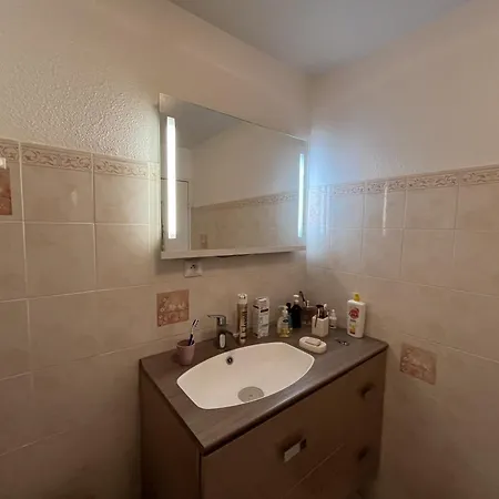 Le Fidji, T2, 50m2, 4 Personnes, Proche De Tout, C * Saint-Raphael (Var)